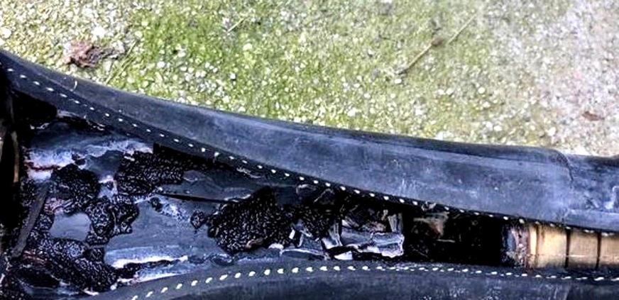 Bild 4 Diffusionsoffener Gummischlauch mit deutlichen Magnetitablagerungen auf der Innenseite. Platzen diese ab, kommt es zu Störungen im Wasserkreislauf, beispielsweise von BHKWs oder Wärmepumpen. Edelstahlwellrohre schaffen hier Abhilfe.