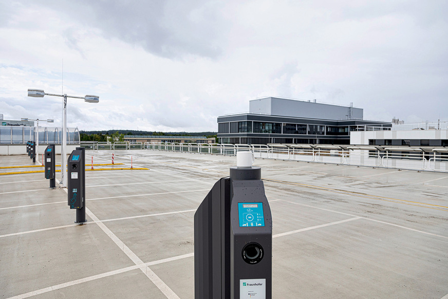 Bild 3 Ladestationen auf einem Parkdeck. In dem weiteren Konsortialprojekt DCI4Charge (Industrie-Gleichstrom zum Laden) entwickeln Fraunhofer-Forschende gemeinsam mit Partnern aus der Industrie flexible Lösungen zur Integration von Ladestationen für E-Fahrzeuge in gewerbliche Gleichspannungsnetze.