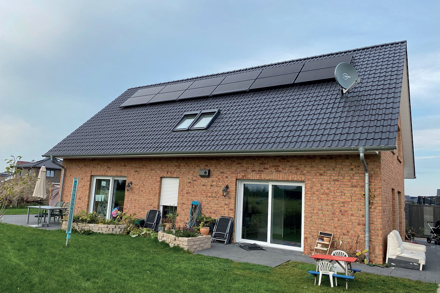 Bild 1 Auf dem Dach des Einfamilienhauses in Harsefeld (Haus 4) ist neben einem 16-m2-PVT-Feld mit 3,6 kWel (links) noch eine reine Photovoltaik-Anlage mit 4 Modulen mit 1,8 kWel installiert.