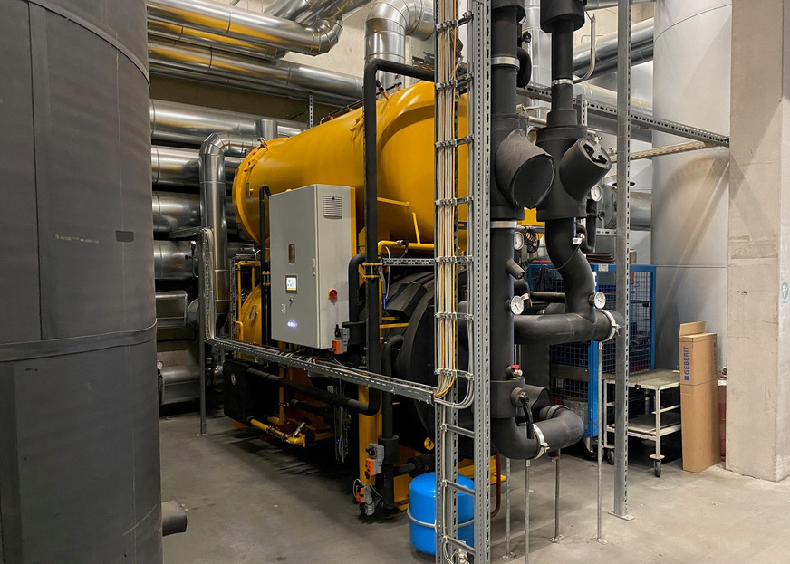 Bild 1 Die Absorptionskälteanlage Hornisse im ebm-papst-Werk in Mulfingen.