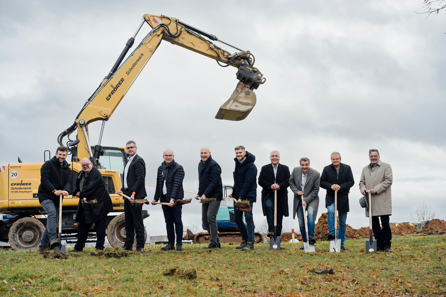 Der erste Spatenstich für das neue Logistikzentrum der Theben AG ist gemacht.