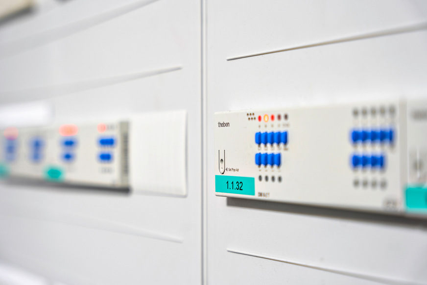 Bild 4 Die Theben Dimmaktoren DM 8-2 T KNX ermöglichen flackerfreies Dimmen und bilden eine Basiskomponente der Lichtsteuerung im KNX-System der Bretterbude.