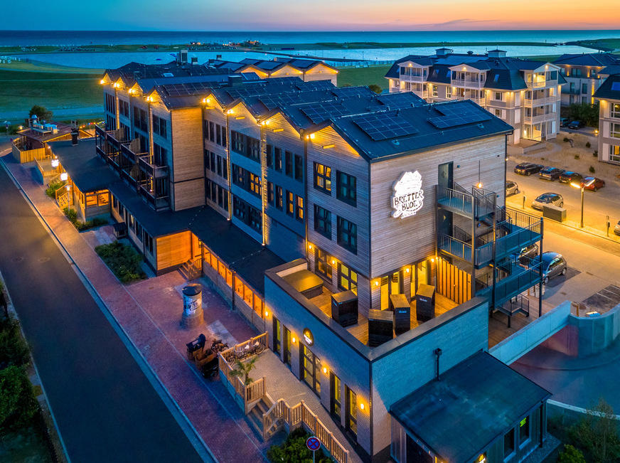 Bild 1 Das Konzept der Bretterbude (Heiligenhafen) wurde 2017 mit dem Deutschen Hotelimmobilienpreis ausgezeichnet und Ende 2022 in einer Update-Variante an der Nordsee in Büsum eröffnet.