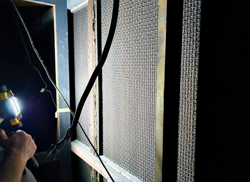 Bild 2 Ein Blick hinter die alten Kulissen: Die&nbsp;Holzvertäfelung ist mit einer blickdichten Stoffrückseite versehen. Dahinter ­werden in Zukunft die neuen Induquell-Luftdurchlässe installiert.