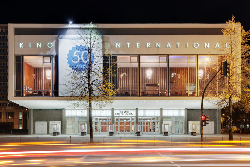 Bild 1 Das Kino International in Berlin gilt als Architekturikone der Kinolandschaft. Seit 1963 zieht es Filmbegeisterte in seinen Bann.