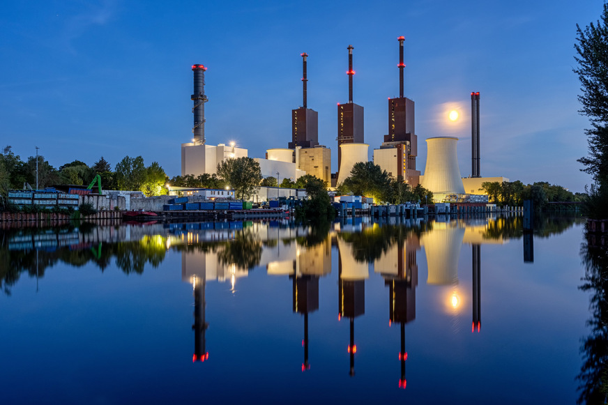 Bis 2020 haben nur Kraftwerke und große Anlagen am Emissionshandel teilgenommen. Durch das zusätzliche nationale Emissionshandelssystem sind in Deutschland seit 2023 rund 85 % der CO2-Emissionen vom Emissionshandel erfasst.