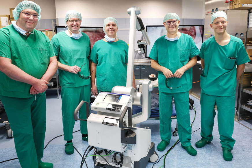 Chefarzt Prof. Dr. Stefan Huber-Wagner (links) und Diak Klinikum Geschäftsführer, Christoph Rieß (rechts), freuen sich über die Spende des Industrieunternehmens. Ziehl-Abegg-Aufsichtsratsvorsitzender Dennis Ziehl (Mitte) und Vorstandsvorsitzender Dr. Marc Wucherer (links daneben) sowie Finanzvorstand Olaf Kanig machen sich im OP ein Bild vom Gerät.
