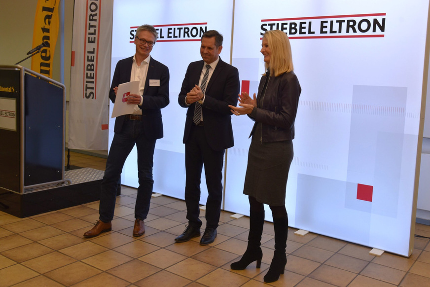 Im Rahmen einer Feierstunde hat Niedersachsens Wirtschaftsminister Olaf Lies (mitte) den Förderbescheid jetzt im Gifhorner Werk an Stiebel Eltron übergeben.
