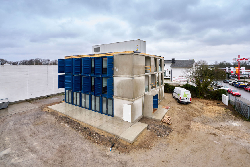 Quer auf dem Flachdach des TIN INN Hotels steht der Technikcontainer. 👇