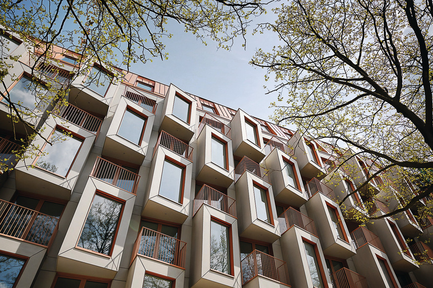 Die bodentiefen Fenster sind leicht aus der Achse gedreht. Obenauf finden Balkone Platz.