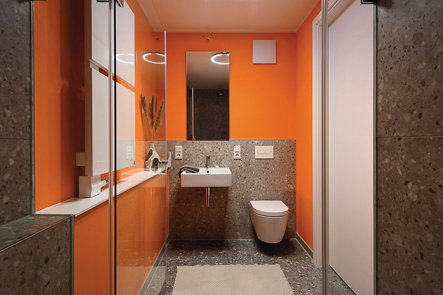 Blick ins Badezimmer: Hinter der Vorwand steckt die hochwertige Technik von TECEprofil, die große Gestaltungsfreiheit bietet.
