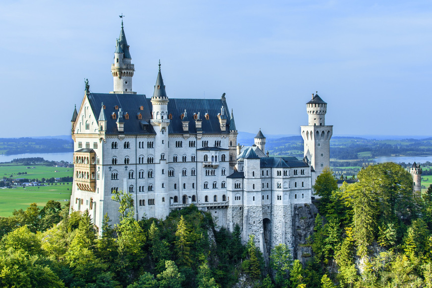 Bild 7 Schloss Neuschwanstein. Bei historischen Bestandsbauten mit großen Besucherzahlen werden Kompromisse bei den Anforderungen an die Raumluftbedingungen bewusst eingegangen.