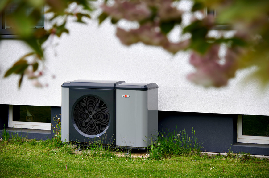 Bild 2 Die Monoblock-Wärmepumpe wurde elektronisch auf 6 kW begrenzt. Die erste Öl-Heizung hatte eine Nennleistung von 53 kW.