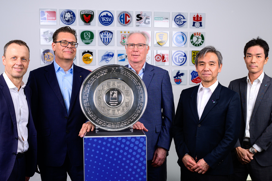 v.l.n.r. Frank Bohmann, Geschäftsführer der Handball-Bundesliga; Martin Krutz, Geschäftsführer Daikin Airconditioning Germany; Uwe Schwenker, HBL-Präsident und Vizepräsident des Deutschen Handballbundes; Takayuki Kamekawa, Vice President Daikin Europe; Masaharu Tada, Geschäftsführer Daikin Airconditioning Germany.