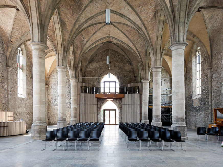 In der Johanniskirche in Ellrich sind die alten Kirchenbänke modernen Stühlen, die flexibel aufgestellt werden können, gewichen. Der 500 m2 große Veranstaltungsraum kann für kirchliche Veranstaltungen, aber auch Konzerte, Lesungen und Tagungen genutzt werden.