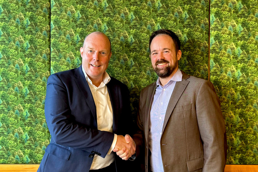 Frank Ernst (l.) und Robert Hild besiegeln die Zusammenarbeit der Verbände in der TGA-Repräsentanz Berlin.