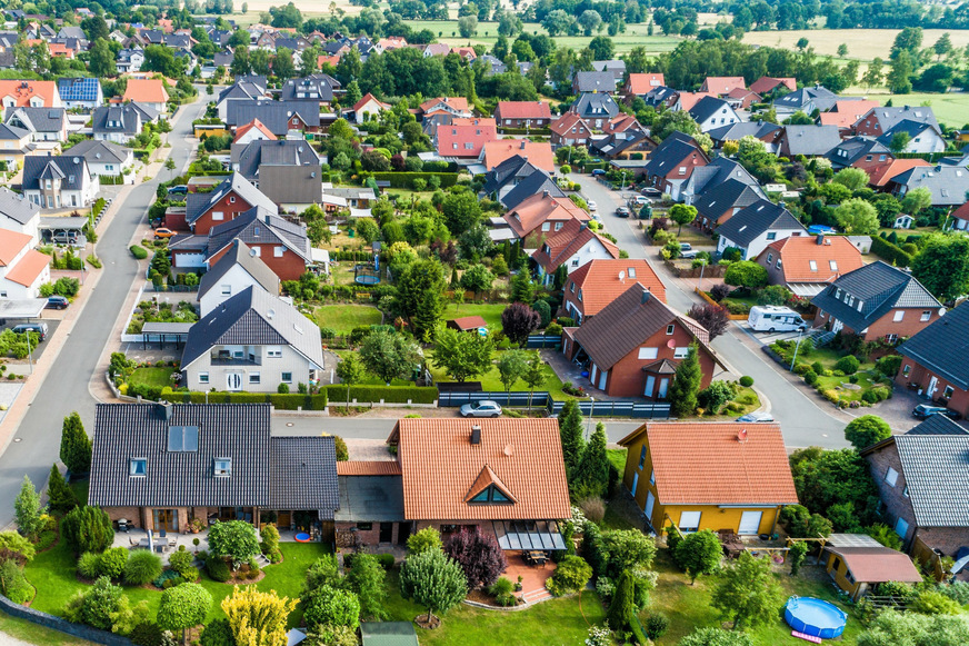 Bild 1 In vielen Gemeindegebieten wird ein großer Teil der Wärmewende über dezentrale Wärmepumpen erfolgen. Für eine hohe Akzeptanz müssen Wärmepumpen leise arbeiten.