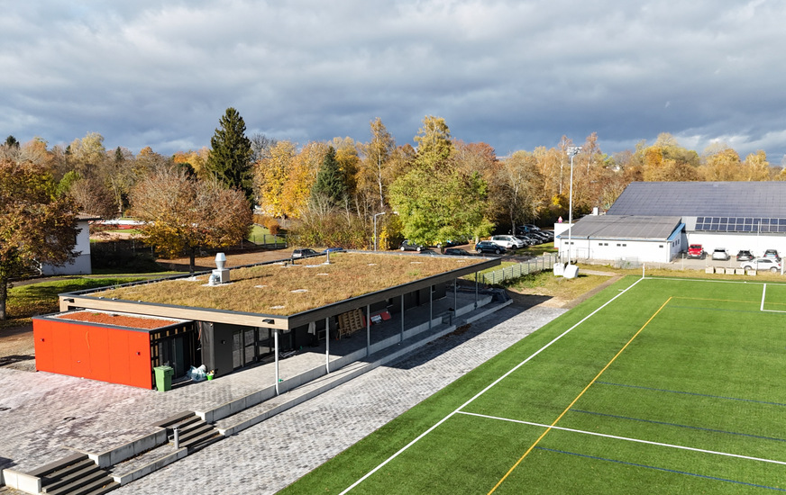 Bild 2 Sportanlage Im Haberfeld, Donaueschingen. Neubau des Vereinsheims SSC links im Bild, mit Retentions-Gründach Sponge City Roof, zum Zeitpunkt der Fertigstellung im November 2023.