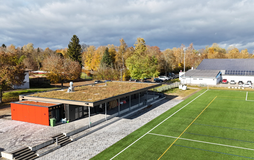 Bild 2 Sportanlage Im Haberfeld, Donaueschingen. Neubau des Vereinsheims SSC links im Bild, mit Retentions-Gründach Sponge City Roof, zum Zeitpunkt der Fertigstellung im November 2023.