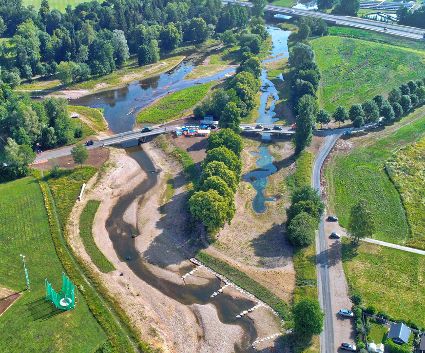 Bild 2 Zusammenfluss von Brigach und Breg. Unter gewässerökologischen Aspekten wurde dieser Ort des Donau-Ursprungs renaturiert, Fertigstellung 2022. Links unten im Bild die Sportanlage Im Haberfeld.