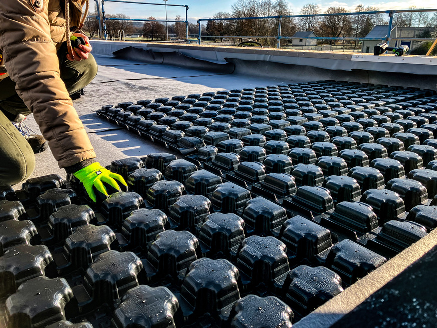 Bild 6 Retentions-Gründach Sponge City Roof. Oberhalb der Dämmung und Dichtung befindet sich das 8 cm hohe Spacer-Elemente mit Hohlräumen für flächigen Wasserspeicher mit einem Volumen von 19,2 m3 und einer maximalen Last von 80 kg/m2. Dies liegt noch deutlich unter der für den Winter zu berücksichtigenden Schneelast vor Ort.