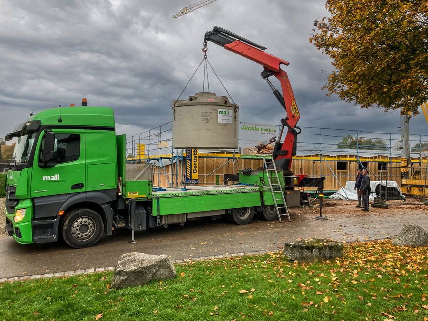 Bild 8 Lieferung des unterirdischen Regenspeichers PF 7600 aus Betonfertigteilen, mit integriertem Filterkorb im Zulauf und werkseitig vormontierten Wanddurchführungen für Zu- und Überlauf sowie einem Leerrohr als Verbindung zum Regencenter im Gebäude.