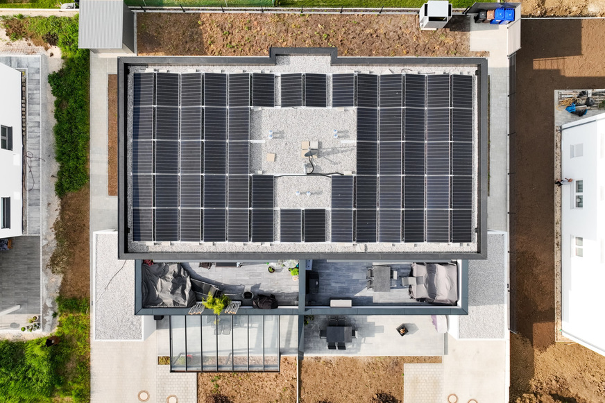 g Eigenerzeugter Photovoltaik-Strom kann in Mehrfamilienhäusern über den Speicher Fenecon Home 10 mit anderen Haushalten geteilt werden.