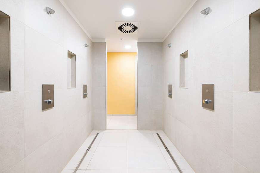 Bild 3 Im neuen Turnhallen-Duschbereich kamen von Schell 14 Unterputz-Duschen Linus D-C-T sowie 14 dazu passende Duschköpfe Comfort Flex Schell zum Einsatz. Die Armaturen wurden mit dem Schell Wassermanagement-System vernetzt und unterstützen mit automatisierten Stagnationsspülungen beim Erhalt der Trinkwassergüte.