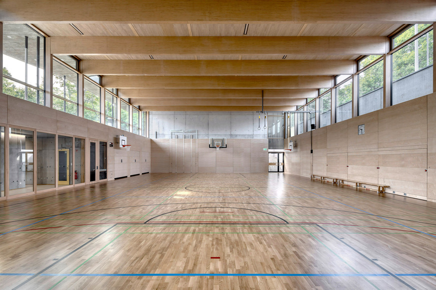 Bild 2 Mit der im Oktober 2022 fertiggestellten, neu erbauten Einfeldturnhalle und dem Umbau von Sanitärräumen im Bestand wurde das bauliche Gesamtkonzept der Stuttgarter Mühlbachhofschule komplettiert.