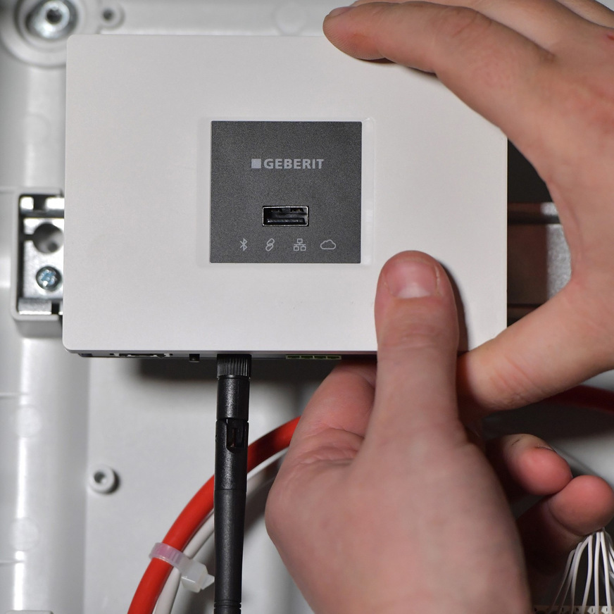 Bild 4 Das Gateway ist das Bindeglied zwischen den elektronischen Geberit-Sanitärprodukten und übergeordneten Systemen. Es dient auch zur Stromversorgung für Urinalsteuerungen und elektronische Waschtischarmaturen.
