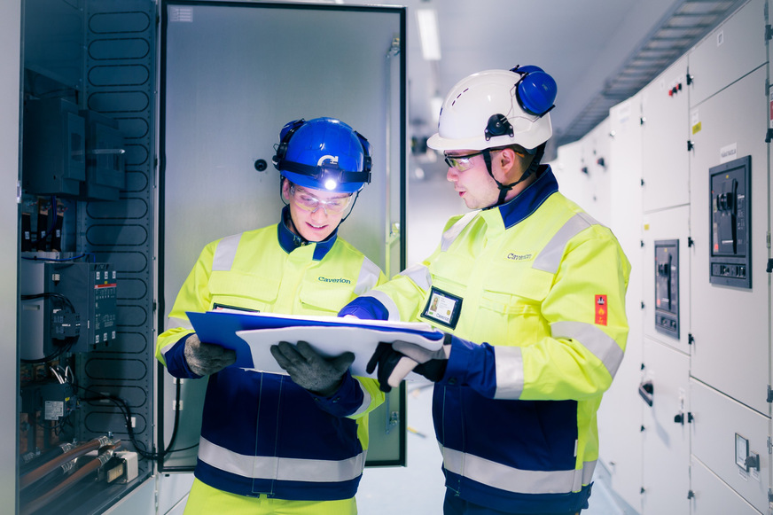 Caverion-Techniker im Einsatz.