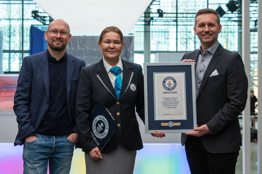 Übergabe des Zertifikats von Guiness World Records. (v.l.n.r.) Thomas König, CEO von Typico, Seyda Subasi-Gemici,; Guiness World Records, Olaf Zalewski, Global Product Manager bei Zumtobel.