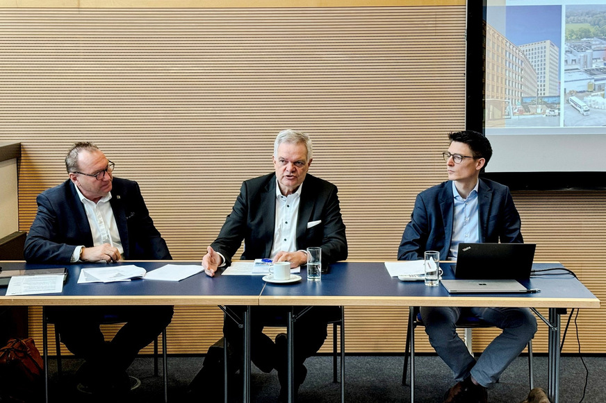 BTGA-Vizepräsident Roland Fischer, BTGA-Präsident Bernhard Dürheimer und Marcel Dresse, B + L Marktdaten, stellen im Rahmen der Light + Building 2024 die Ergebnisse des BTGA-Frühjahrsgutachtens vor.