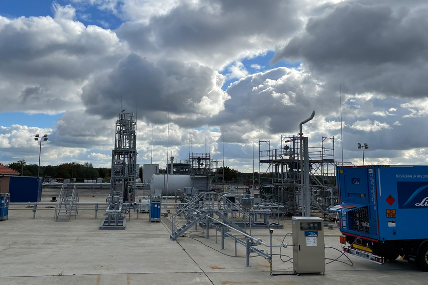 Der Energiedienstleister EWE hat in Rüdersdorf eine hausgroße Test-Kaverne in einem unterirdischen Salzstock erstellt und im Oktober 2023 mit 6000 kg Wasserstoff befüllt. Blick auf die Obertagetechnik auf dem Kavernenplatz. Bei der Test-Kaverne geht es allerdings nicht um Kosten für die Speicherung, sondern um die Qualität des Wasserstoffes nach dem Ausspeichern.