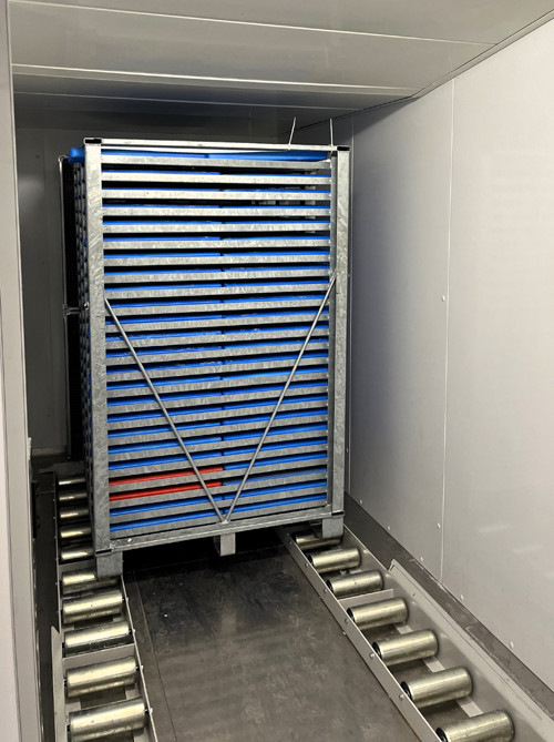 Eutektische Platten (in Blau) werden für die Transportanwendung im neuen Froster auf eine Temperatur von -28°C abgekühlt. Dafür kommen die beiden MHX Verflüssigungssätze von Rivacold und das Kältemittel CO2 zum Einsatz.