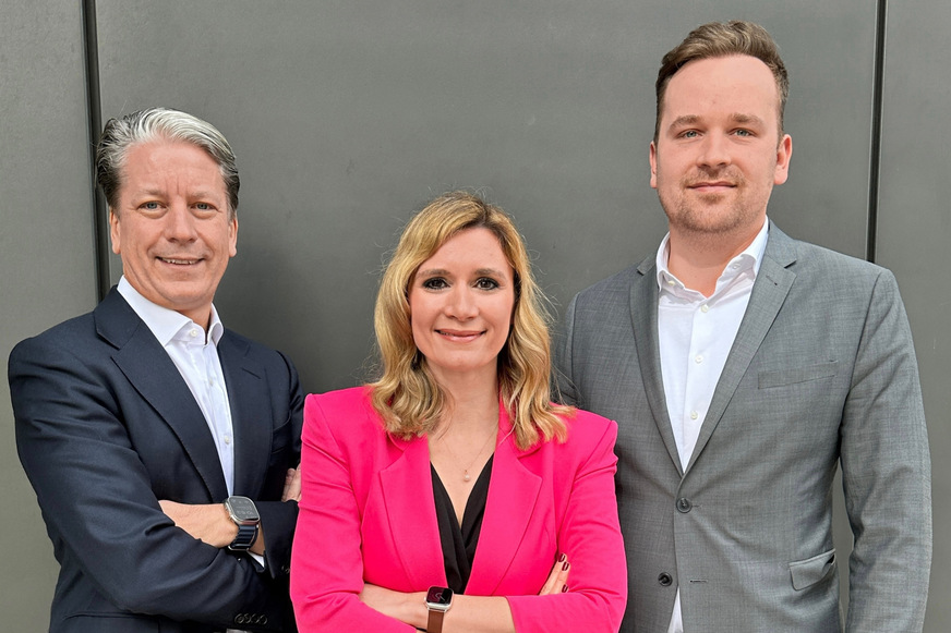 Dr. Laura Dorfer, Geschäftsführerin VDMA Sanitärtechnik und -design (m.) mit den Neumitgliedern Marc Dobro von Grohe (li.) und Peter Fehlings von Tece (re.).