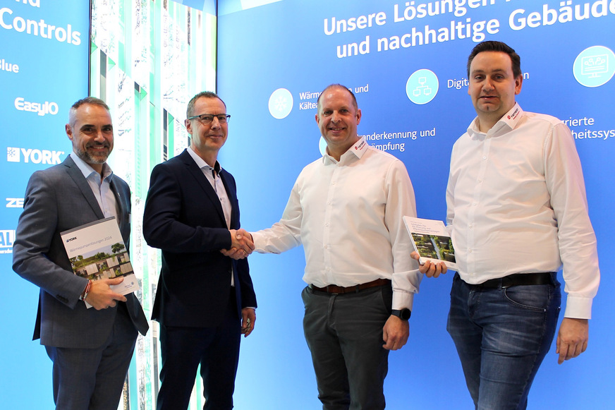 Michael Müllers aus dem Vertrieb und Mario Lieder,&nbsp;Geschäftsbereichsleiter Klima-, Kälte- und Wärmepumpentechnik und Gebäudeautomation, beide&nbsp;von Johnson Controls, freuen sich auf die enge Zusammenarbeit mit Hanneken, hier repräsentiert von Geschäftsführer Frank Hanneken und Projektmanager Christof Freese (v.l.n.r.).
