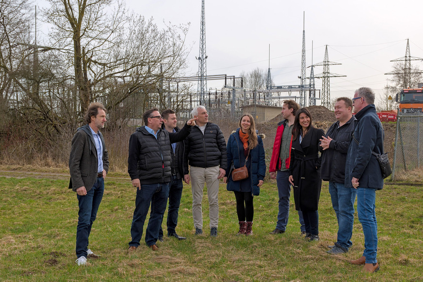 Das Projektteam für den neuen Batteriespeicher in Feuchtwangen traf sich am künftigen Standort nahe der Dinkelsbühler Straße in Feuchtwangen. v.l. Dr. Rainer Saliger, Projektentwicklung Siemens, Lothar Beckler, Technischer Leiter der Stadtwerke Feuchtwangen und Geschäftsführer nahKRAFT, Matthias Hammerl, Siemens Vertriebsingenieur, Armin Siegritz, Gesamtprojektleitung Siemens, Sabina Olbrich Energieingenieurin, Siemens, Clemens Schwarzenbacher, Energieingenieur Siemens, Sheila Pöffel, kaufmännische Projektleitung Siemens, Alexander Strauß, Stadtwerke Feuchtwangen sowie Patrick Ruh, erster Bürgermeister der Stadt Feuchtwangen.