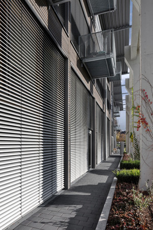 Hoher Anspruch an den Sonnenschutz – die großflächig verglaste Fassade und die flexible Raumnutzung dahinter erfordern eine intelligente Sonnenschutzlösung.&nbsp;