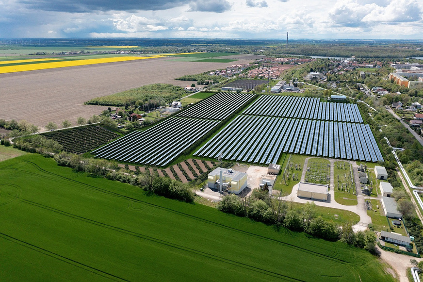 So könnte Deutschlands größte Solarthermieanlage aussehen. Sie soll ab 2026 umweltfreundliche Wärme in das Leipziger Fernwärmenetz speisen.