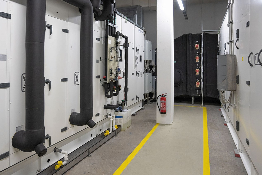 Bild 7 Zentrales Abluftgerät mit der Wasserversorgung für den Verdunstungskühler.