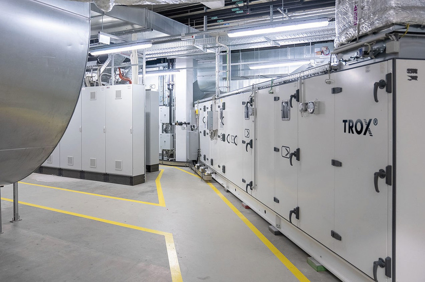 Bild 4 Technikzentrale mit X-Cube-Klimazentralgerät von Trox.