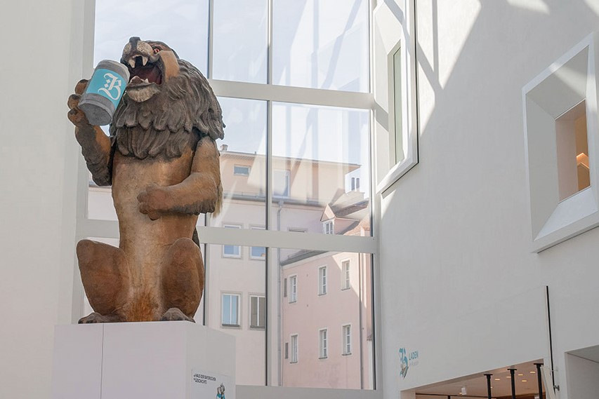 Bild 1 Im direkt an das Foyer angrenzenden Donausaal finden wechselnde Sonderausstellungen statt.