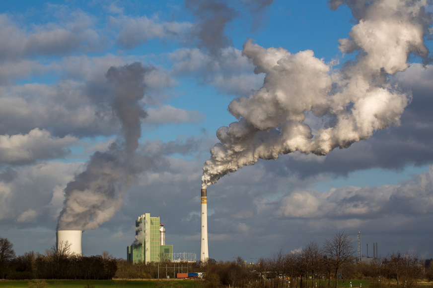 Zu sehen ist zwar insbesondere kondensierender Wasserdampf, die Verdampfung (Schornstein) und die Verdunstung (Kühlturm) wurden aber durch die Verbrennung von Braunkohle mit entsprechenden CO2-Emissionen „angetrieben“.