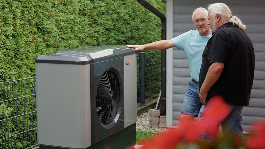 Josef Wimmer ist mit seiner neuen Heiztechnik sehr zufrieden. Christian Ender ergänzt: „Die Wolf-Monoblock-Wärmepumpe-CHA-7 ist einfach ein sehr gutes Produkt.“