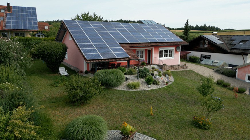 Die Solarthermieanlage mit Unterstützung der Wärmepumpe sorgt immer zuerst dafür, dass der 300-Liter-Warmwasserspeicher 24 Stunden pro Tag mindestens auf 50 °C aufgeheizt ist.