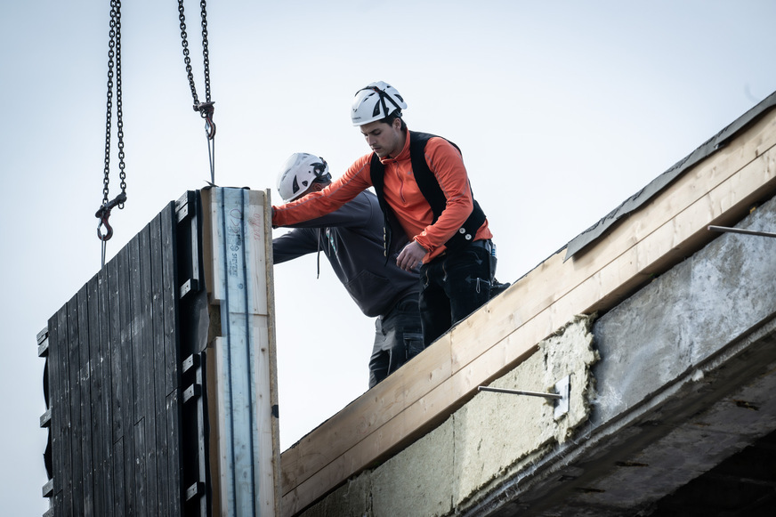 In Charlottenburg lässt die Berliner Immobilienmanagement (BIM) derzeit die bundesweit erste Feuerwache seriell sanieren. Das Gebäude erhält eine neue Gebäudehülle mit 86 einzelnen Fassadenelementen.