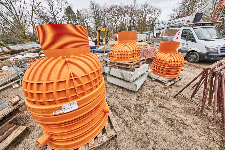 Auf 14 000 m2 entstand eine großzügige Sumpflandschaft für die Dickhäuter. Rund 12 km Rohrleitungssysteme und 25 Rehau-Awaschacht PP wurden von der Martin Bruch Haustechnik in dem Freigelände verbaut.