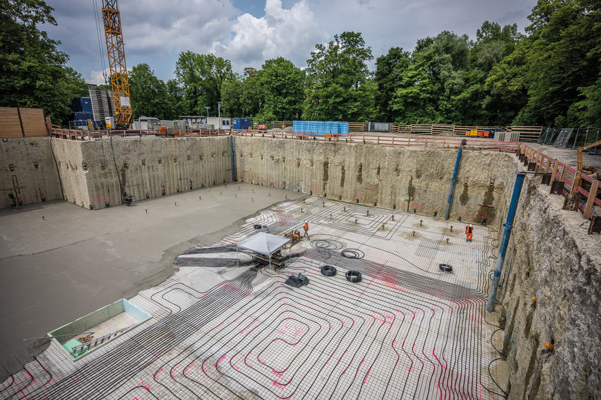 Bild 1 Geothermie einmal anders: 3000 m2 Mixed-in-Place-Wände (MIP) mit 84 thermisch aktivierten MIP-Trägern und eine 2500 m2 große thermisch aktivierte Bodenplatte bilden die Wärmequelle für die Wärme- und Kälteversorgung (100 kW) eines Bürogebäudes im Lodenfrey Park in München-Schwabing.