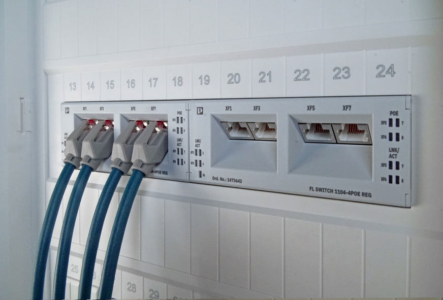 Bild 2 Mit ihrer schmalen Bauform von nur 6TE können zwei REG-Switches nebeneinander auf einer 12-TE-Hutschiene platziert werden.